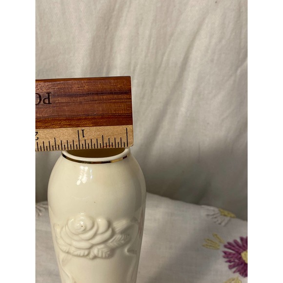 Lenox Bone China, Embossed Rose, Bud Vase 5 ¾" Porcelain with metallic gold trim - Picture 12 of 13